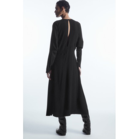 Rabatt COS MIDIKLEID MIT CUT-OUTS UND AUSGESTELLTEM ROCK SCHWARZ