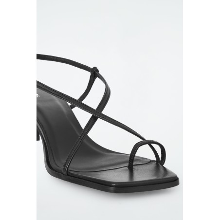 Rabatt COS SANDALEN MIT KITTEN-HEEL UND ABNEHMBAREN BLUMEN SCHWARZ