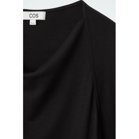 Original COS ASYMMETRISCHES T-SHIRT MIT WASSERFALLAUSSCHNITT SCHWARZ