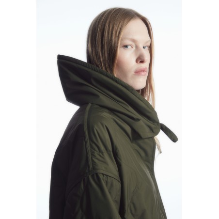 COS OVERSIZED-STEPPJACKE MIT STICKEREIEN KHAKI Im Angebot