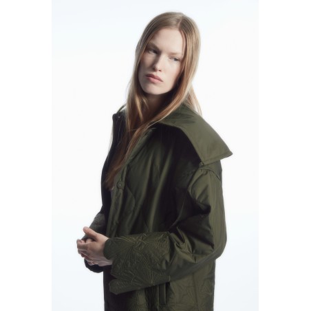 COS OVERSIZED-STEPPJACKE MIT STICKEREIEN KHAKI Im Angebot