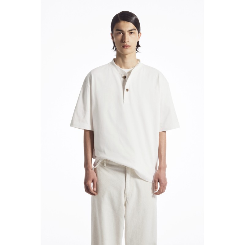 COS OVERSIZED-T-SHIRT MIT KURZER KNOPFLEISTE WEISS Im Angebot