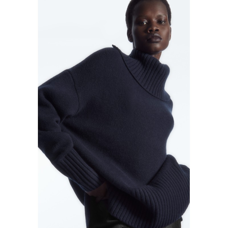 COS OVERSIZED-ROLLKRAGENPULLOVER AUS REINEM KASCHMIR NAVYBLAU Im Angebot