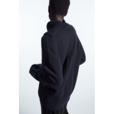 COS OVERSIZED-ROLLKRAGENPULLOVER AUS REINEM KASCHMIR NAVYBLAU Im Angebot