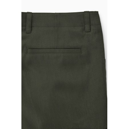 COS CARGOHOSE MIT SCHMAL ZULAUFENDEM BEIN KHAKI Version 2024