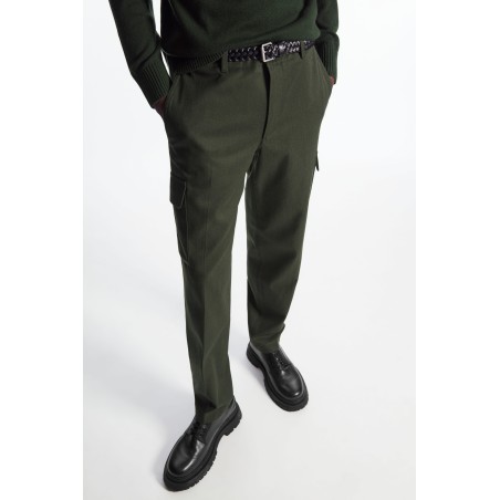 COS CARGOHOSE MIT SCHMAL ZULAUFENDEM BEIN KHAKI Version 2024