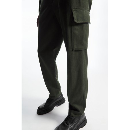 COS CARGOHOSE MIT SCHMAL ZULAUFENDEM BEIN KHAKI Version 2024