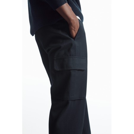 COS CARGOHOSE MIT SCHMAL ZULAUFENDEM BEIN NAVYBLAU Version 2024