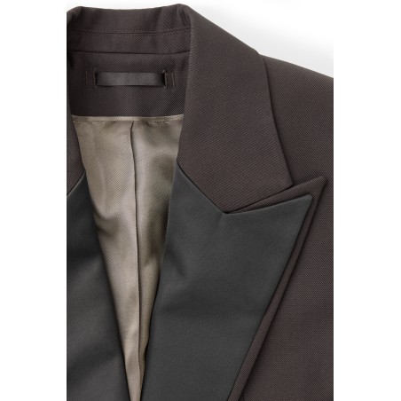 COS DIE SMOKINGJACKE MIT SATIN-REVERS DUNKELBRAUN Version 2024